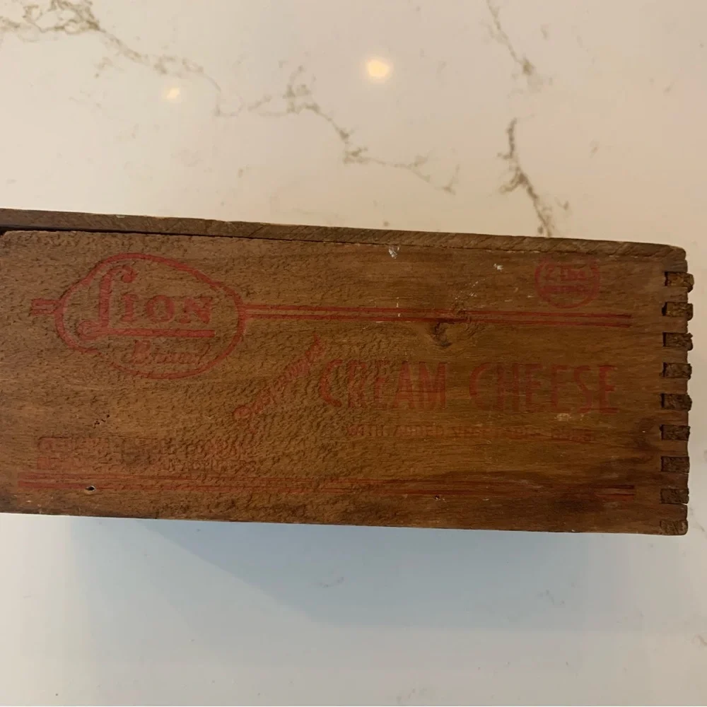 Vintage Lion Brand Pasteurized Chive Cream Cheese Wooden Box 3.5” x 3” x 7” NJ - Picture 7 of 10